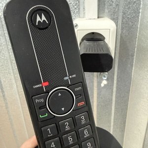 Teléfono Inalámbrico Motorola con Base y Cargador - imagen 5