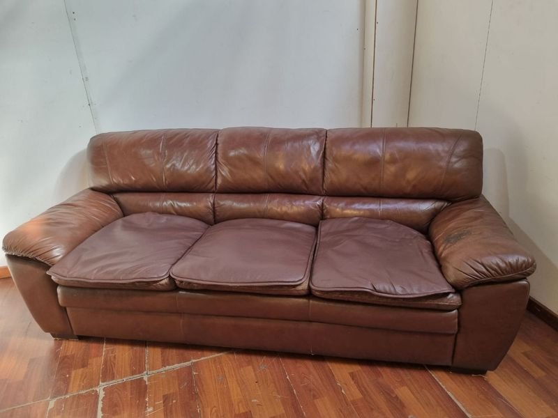 Lote siguiente: Sofá de cuero marrón de excelente calidad