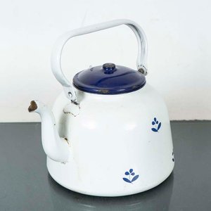 Lote siguiente: Caldera Antigua Esmaltada Blanca con Detalles Florales Azules