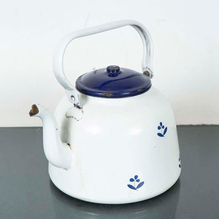 Caldera Antigua Esmaltada Blanca con Detalles Florales Azules