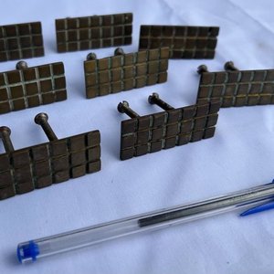 Lote de 8 Tiradores de Bronce con Diseño Cuadriculado - imagen 2