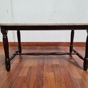 Mesa Ratona Antigua con Tapa de Mármol y Patas Torneadas - imagen 2