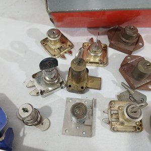 Lote de Pomos, Cerraduras y Manijas para Puertas y Cajones - imagen 5