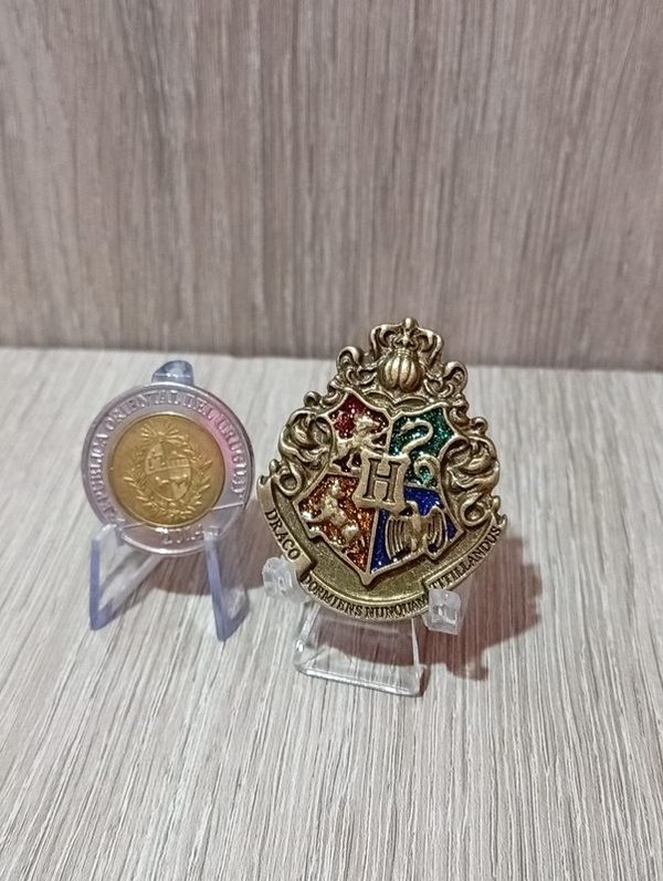 Pin Metálico Esmaltado Escudo Hogwarts Harry Potter - imagen 1