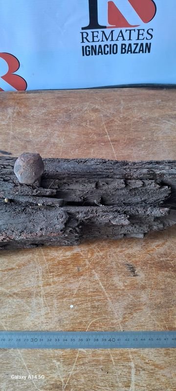 Perchero Artesanal de Madera Rústica con Tornillos - imagen 1