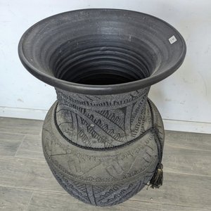 Jarrón de Cerámica Negro con Figuras Geométricas Brillantes y Borla - imagen 3