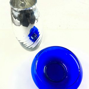 Centro de Mesa Azul y Florero Plateado de Vidrio - imagen 2