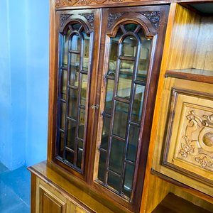 Mueble de madera con vitrina y cajones - imagen 4