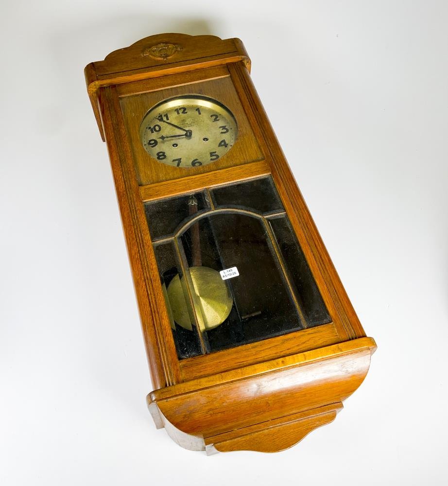 Reloj de pared aleman caja madera roble, con péndulo y llave medio carrillon funciona 77 x 30 cm