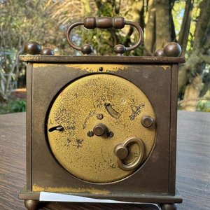 antuguo despertador de mesa de la reconocida marca Alemana Mauthe en bronce y laton. no fusiona pero data de mediados del siglo XX (marca fundada en 1844 en Schwenningen Alemania) - imagen 2