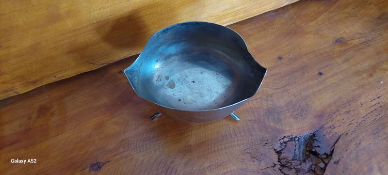 Centro de mesa en metal sellado, diseño antiguo y pequeño - imagen 2