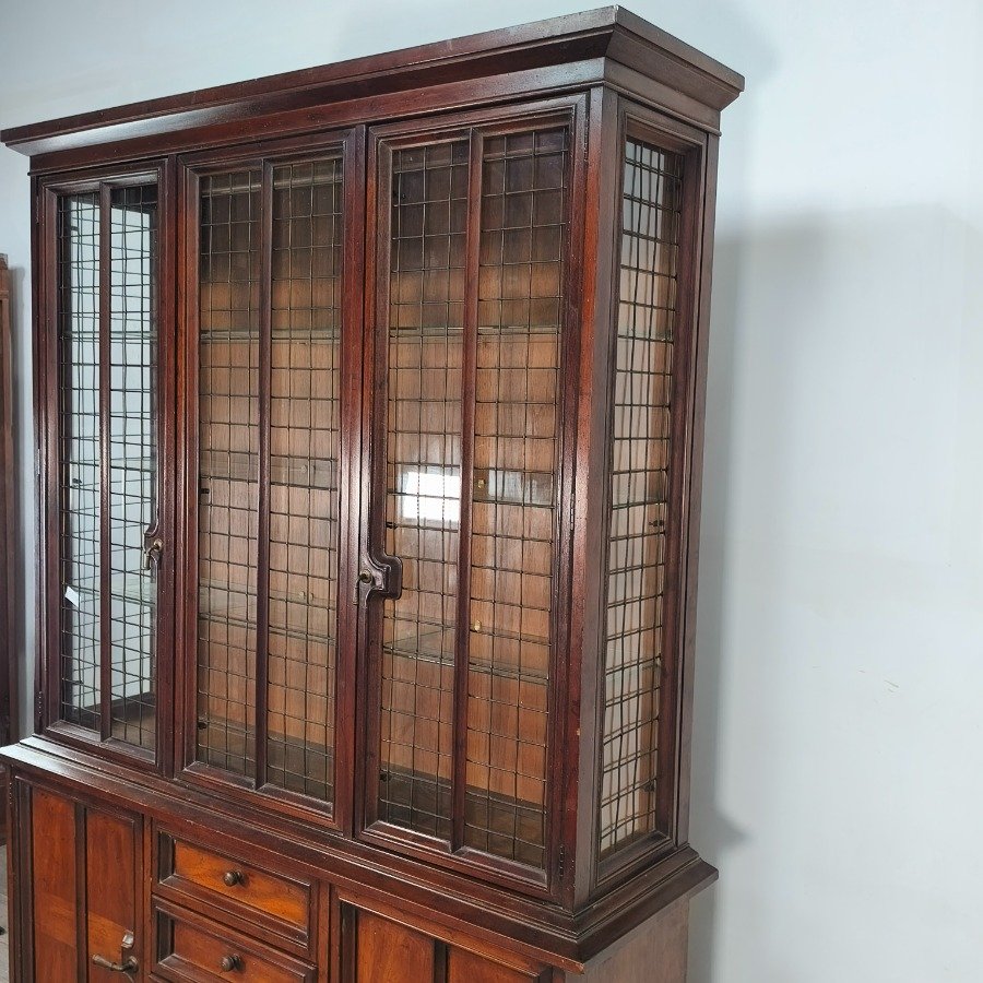 Muebles de Madera con Puertas de Vidrio y Estructura de Madera - imagen 7