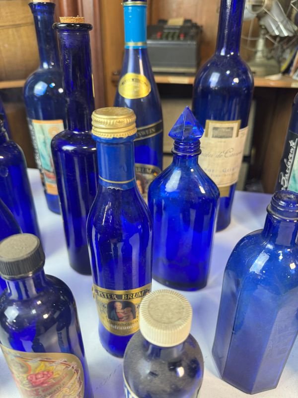 Colección de botellas y vasos de vidrio azul - imagen 10