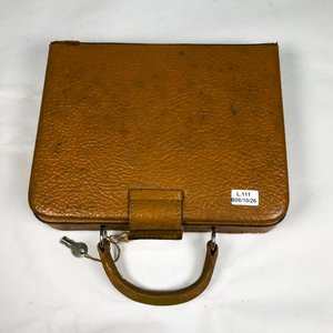 Lote anterior: Valija Antigua de Peluquero con Set de Tocador Vintage