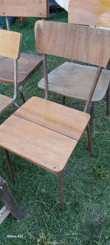 Sillas de madera varias en buen estado - imagen 7
