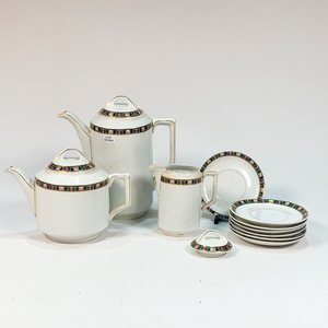 Lote siguiente: Juego de Té de Porcelana Blanca con Guarda Floral Negra: Tetera, Cafetera, Lechera y 7 Platillos