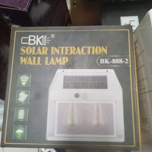 Lote siguiente: Lámpara de Pared Solar Doble CBK BK-888-2 Nueva en Caja