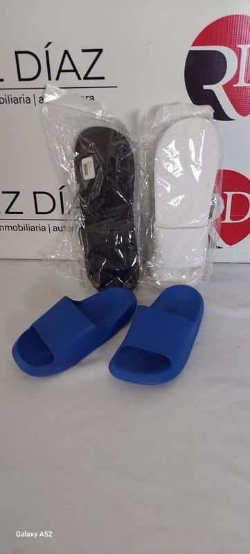 Lote siguiente: Zapatillas de plástico azules en excelente condición