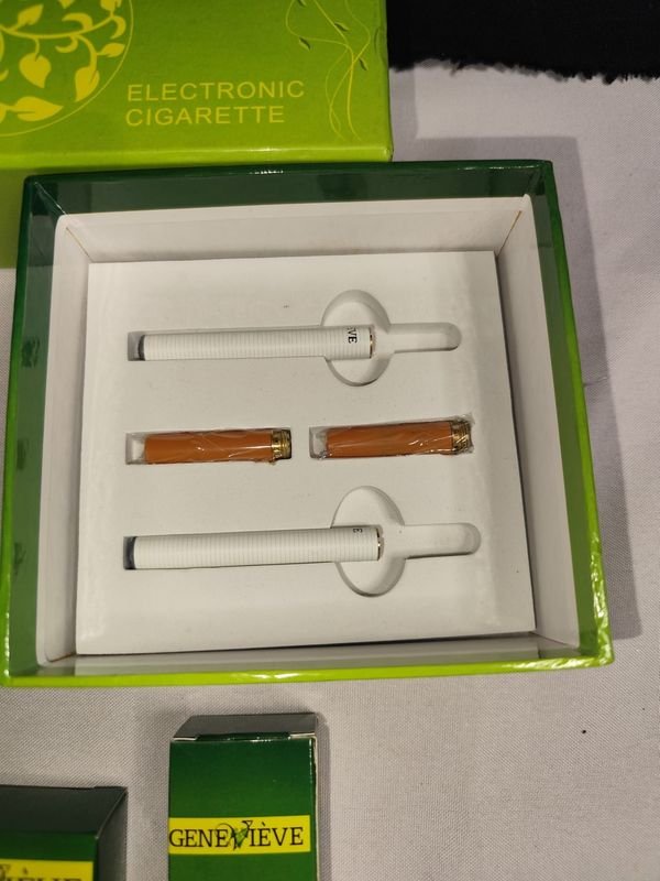 Lote siguiente: Cigarrillos electrónicos GENEVIEVE en su caja con accesorios