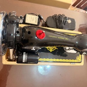 Máquina de Coser Singer Antigua con Pedal y Accesorios - imagen 3