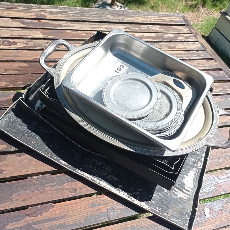 Lote siguiente: Conjunto de platos y bandejas de plata