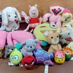 Lote siguiente: Lote de 18 Peluches Variados: Personajes Infantiles y Animales