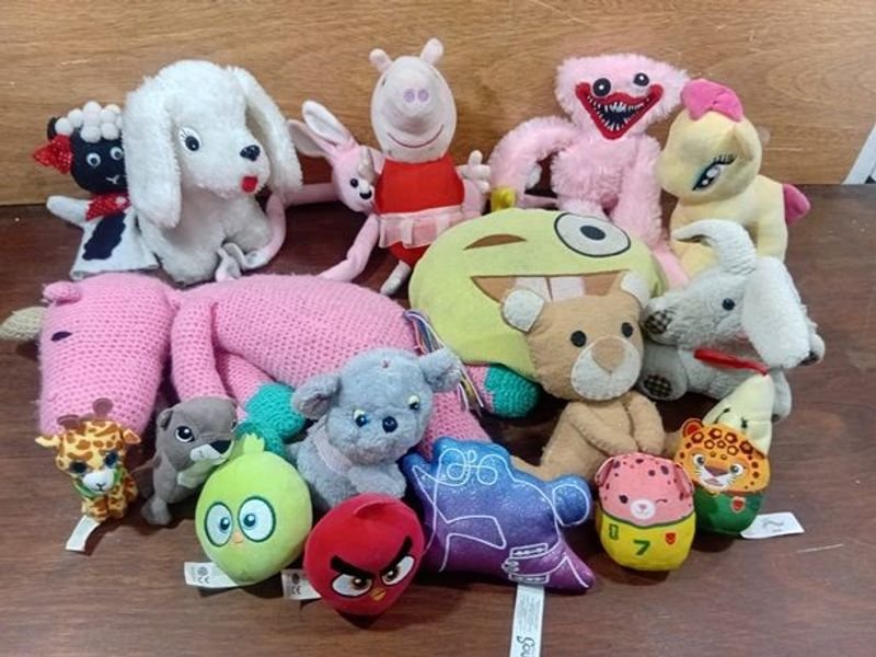 Lote de 18 Peluches Variados: Personajes Infantiles y Animales