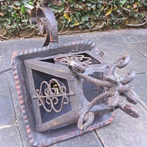 Dos Faroles Coloniales de Metal con Detalles Ornamentales - imagen 4