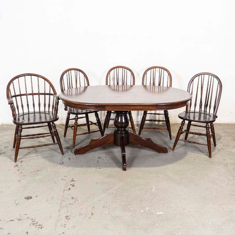 Lote anterior: Mesa de comedor oval Windsor con sillas y butaca