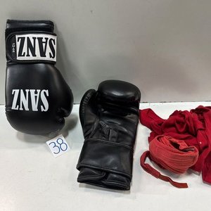 Lote siguiente: Par de Guantes de Boxeo Negros Sanz 12 oz con Vendas Rojas