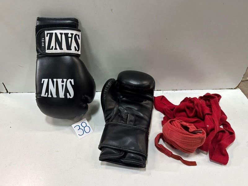 Par de Guantes de Boxeo Negros Sanz 12 oz con Vendas Rojas