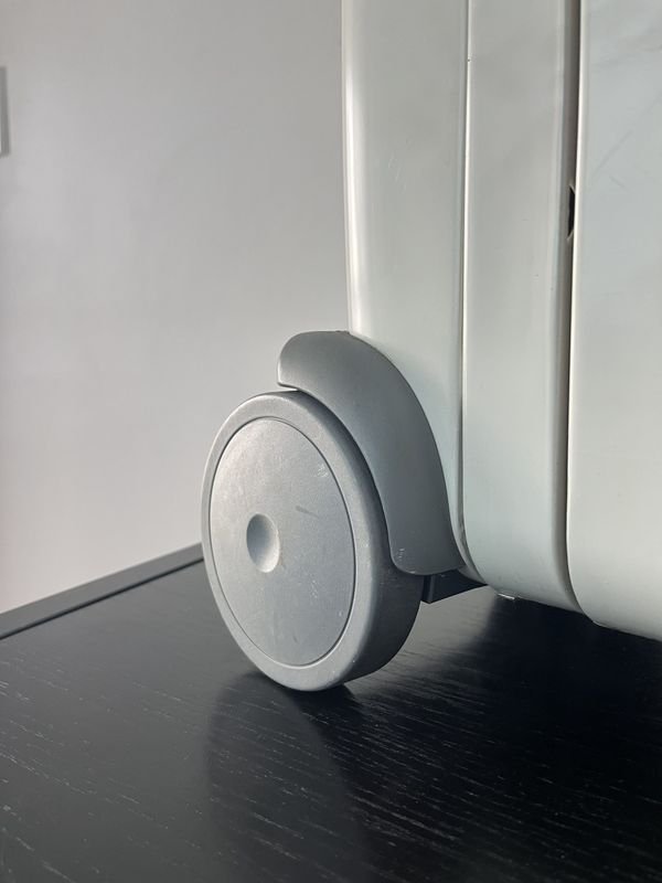 Radiador de aceite Delonghi 9 paneles con ruedas - imagen 3