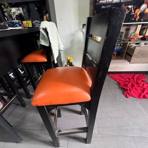 Juego de 2 Butacas Altas de Madera Negra con Asiento Naranja - imagen 6