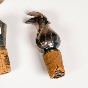 Lote de 4 tapones para botellas y jarrita metálica - imagen 5
