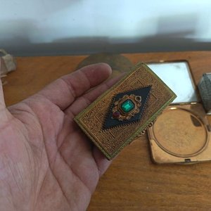 Lote de Adornos Indígenas y Cajas Antiguas para Maquillaje - imagen 10