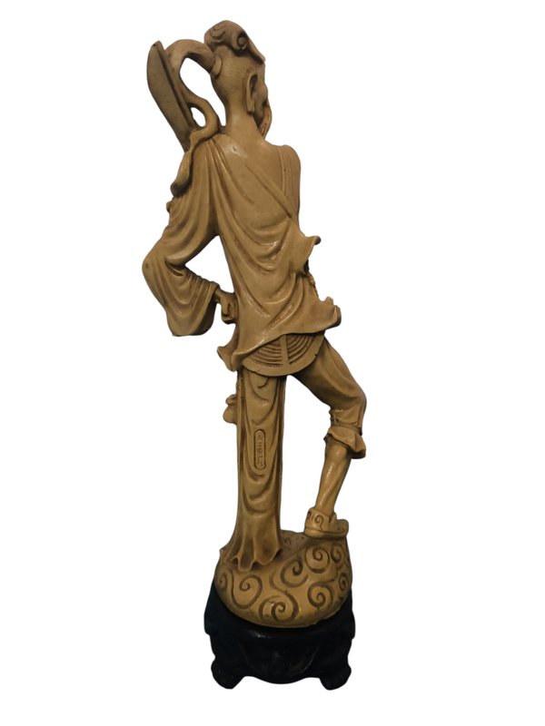 Figurita de guerrero oriental de resina con sello - imagen 2