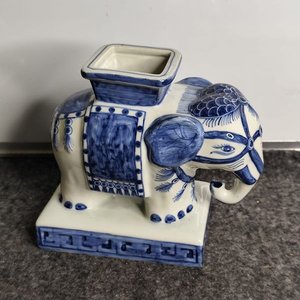 Centro de Mesa Elefante en Cerámica Esmaltada Azul y Blanco - imagen 1
