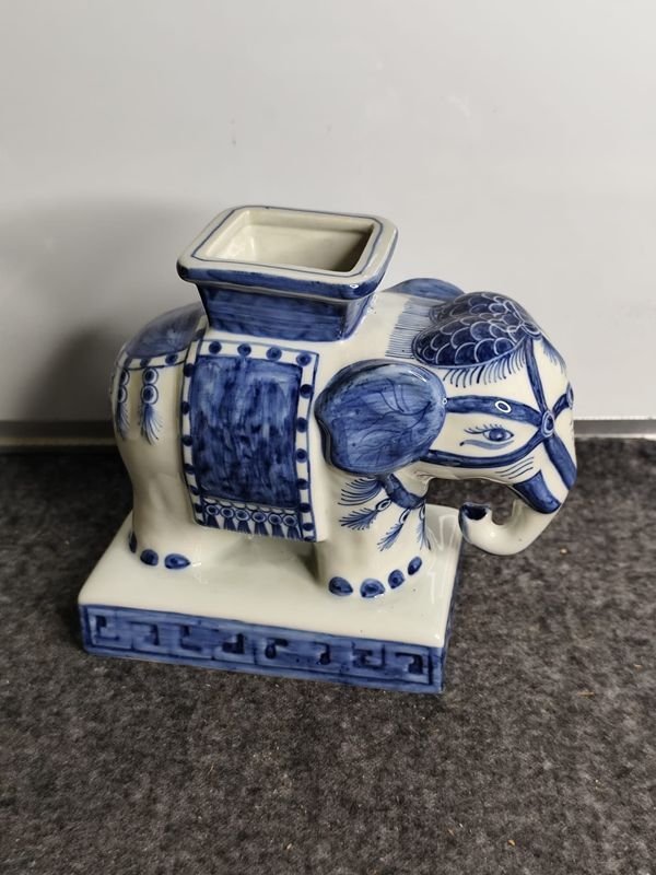 Centro de Mesa Elefante en Cerámica Esmaltada Azul y Blanco
