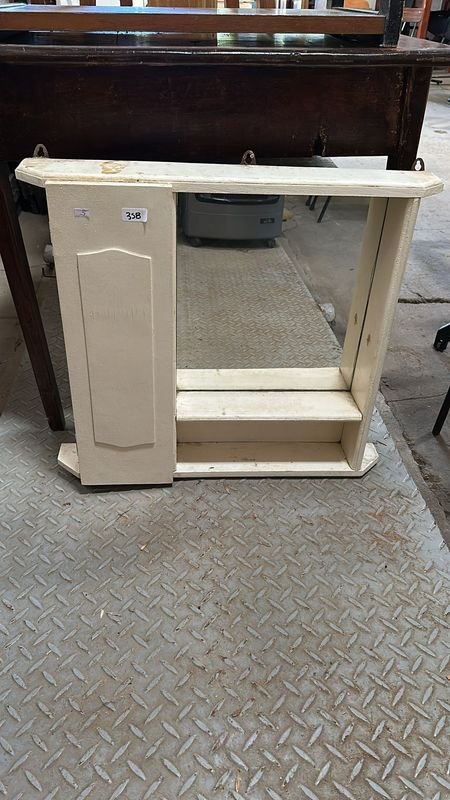 Lote siguiente: Botiquín de baño con puertas y mesa