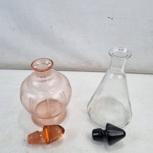 Set de 2 Frascos Decorativos de Vidrio: Salmon Acanalado y Triangular con Tapon Oscuro - imagen 7