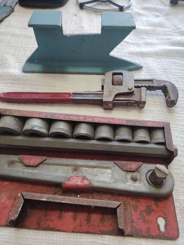 Llave de caño antigua y juego de dados - imagen 1