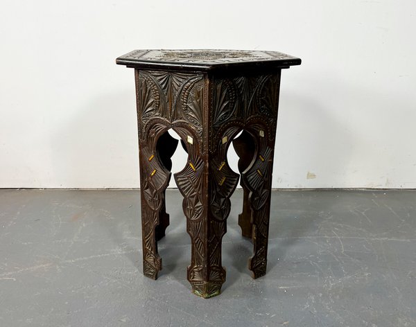 Mesa Auxiliar Morisca Hexagonal con Incrustaciones de Nácar y Madera Tallada - imagen 1