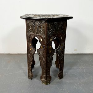 Lote siguiente: Mesa Auxiliar Morisca Hexagonal con Incrustaciones de Nácar y Madera Tallada