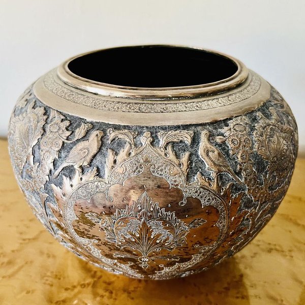 Gran florero antiguo en platina con diseño en relieve de animales y aves - imagen 1