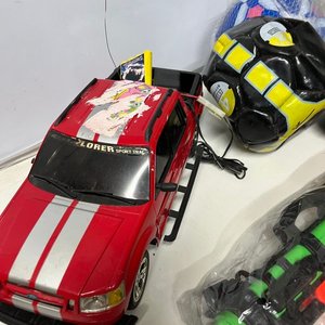 Camioneta Ford Explorer Sport Trac a Radio Control, Pistola de Agua y 3 Pelotas de Fútbol - imagen 7