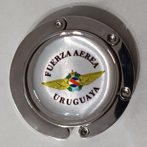 Lote siguiente: Colgador de Bolso Plegable con Escudo Fuerza Aérea Uruguaya
