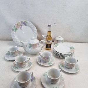 Lote siguiente: Juego de Loza Lynns Fine China: Tetera, Azucarera, Lechera, Tazas y Platos con Flores