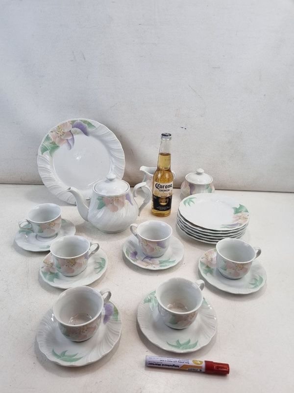 Juego de Loza Lynns Fine China: Tetera, Azucarera, Lechera, Tazas y Platos con Flores
