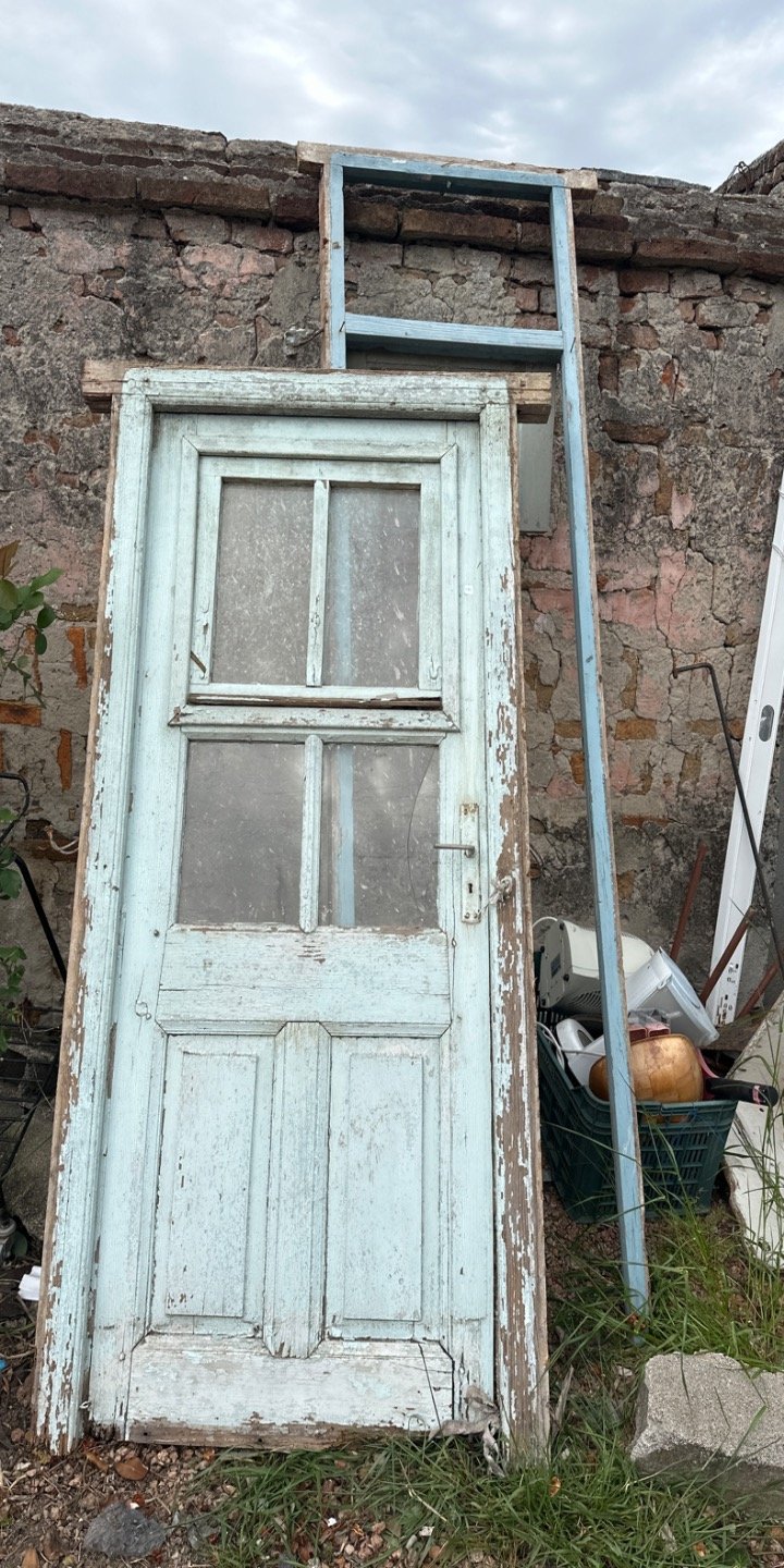 Puerta Antigua de Madera con Marco