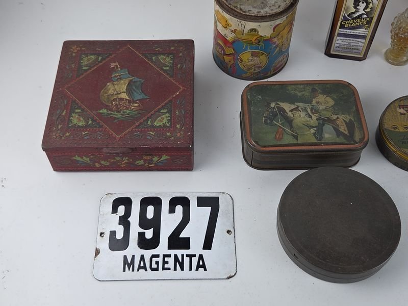 Colección de latas antiguas y objetos decorativos - imagen 2